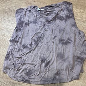 Activewear cropped purple tie dye shirt